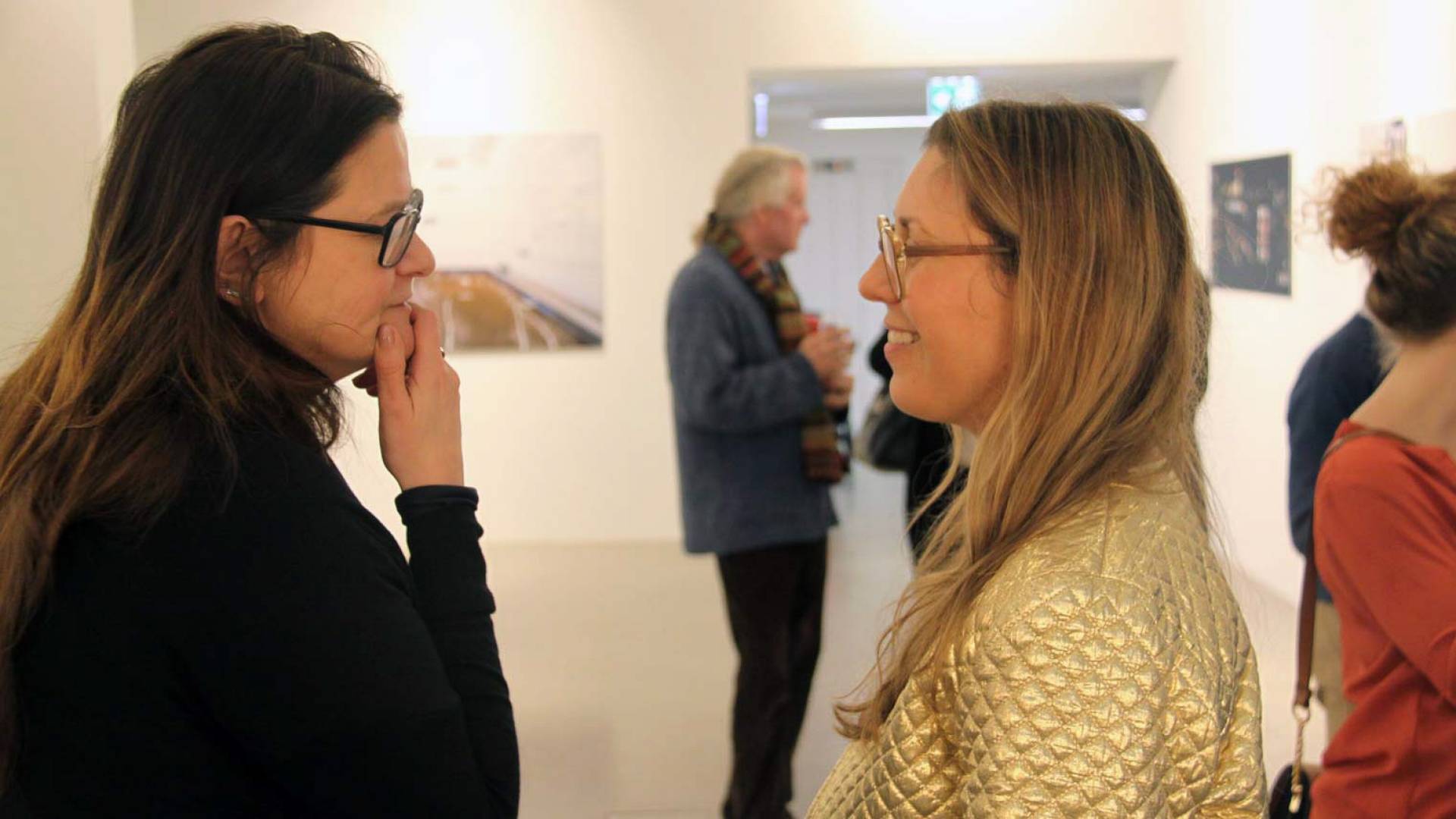 Elena Filipovic (a destra), direttrice della Kunsthalle Basel, in conversazione con Renate Wagner (a sinistra), direttrice dell’esposizione Kunsthalle Basel.