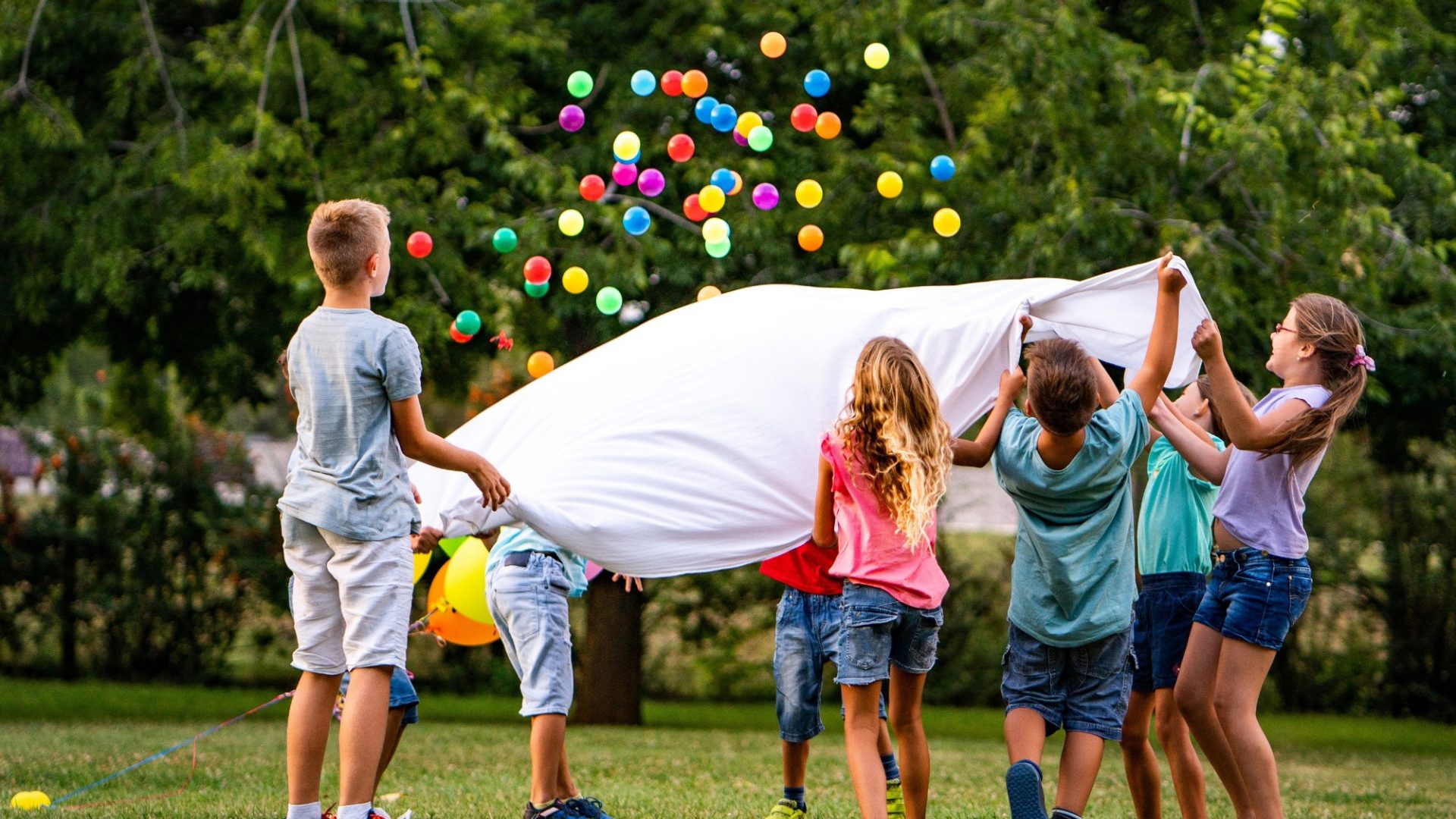 Kinder spielen mit Bällen