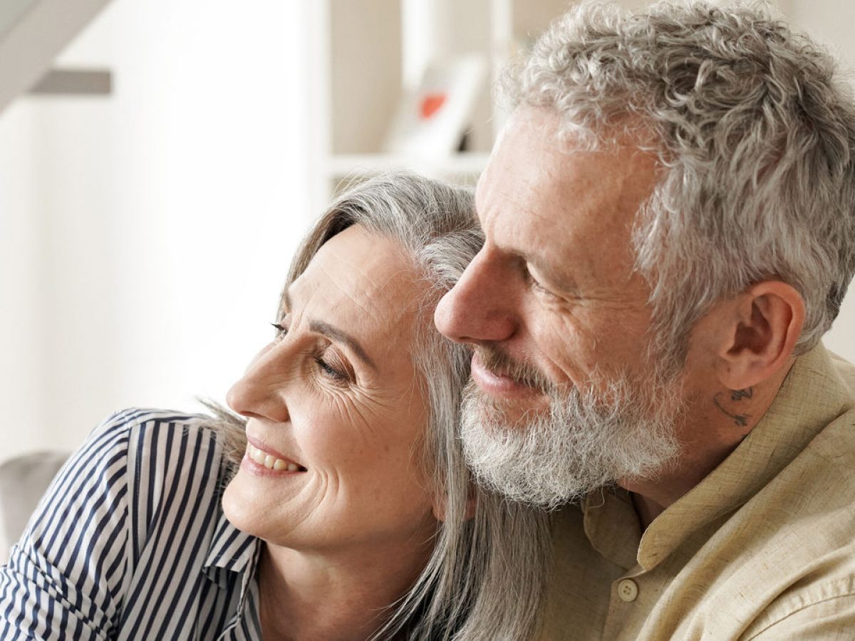 Frau und Mann liegen sich in den Armen