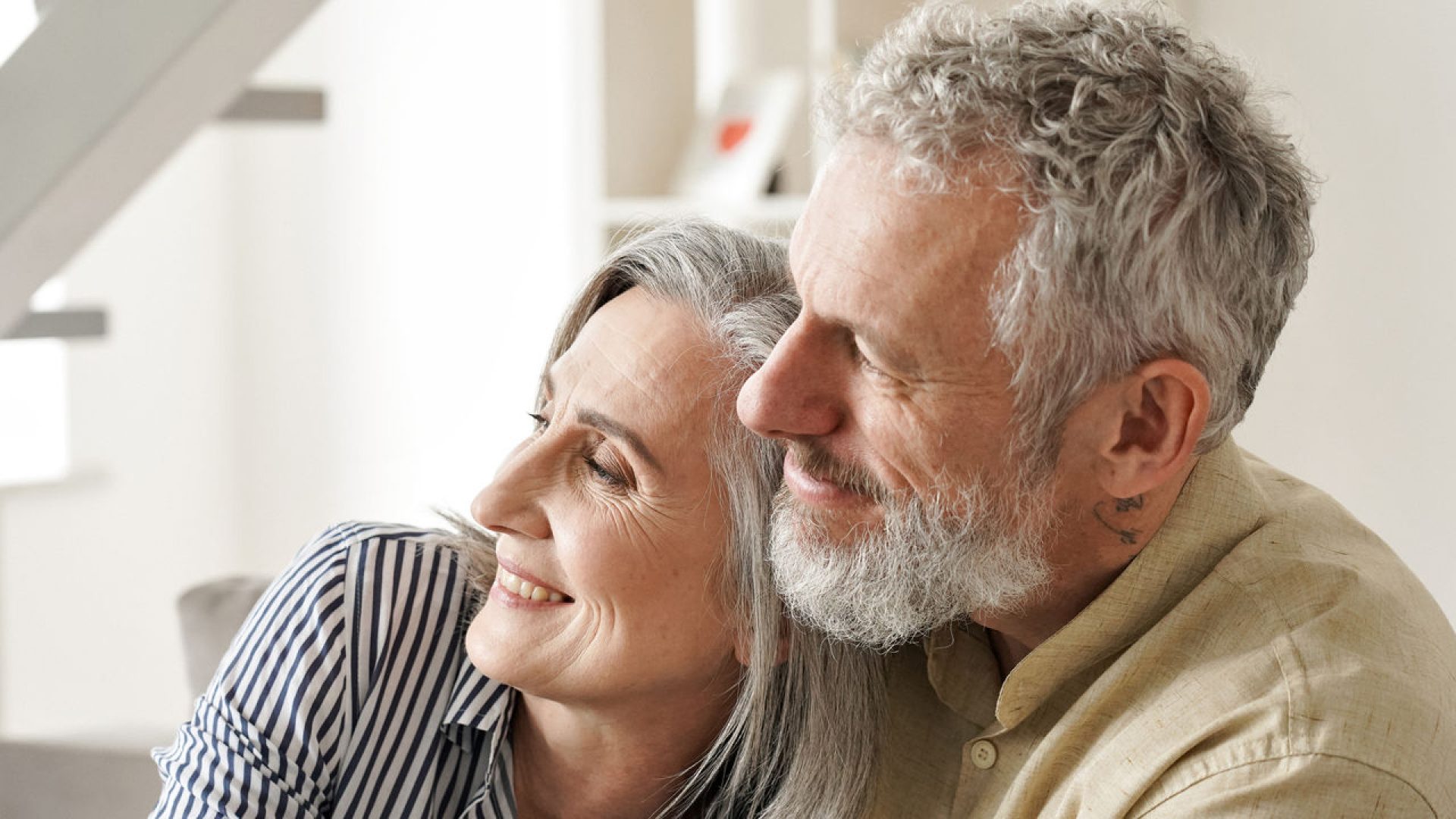 Frau und Mann liegen sich in den Armen