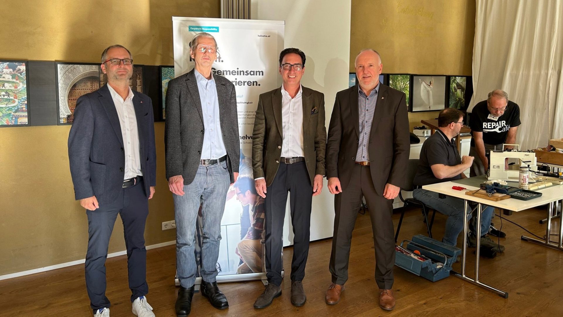 Christian Klavzer (Helvetia), Matthias Neitsch (RepaNet), Werner Panhauser und Johannes Spiess-berger (beide Helvetia) bei einem Repair Event in Graz.