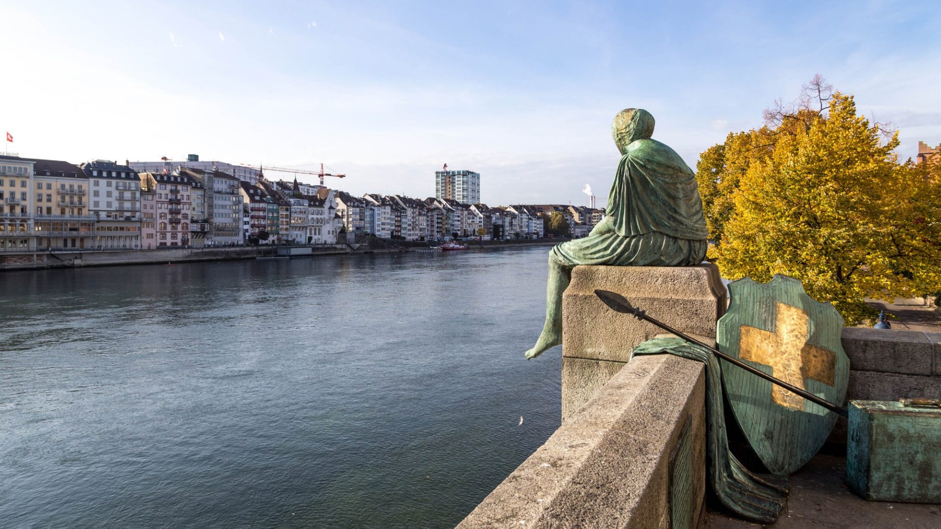 Die Helvetia-Statue »Helvetia auf Reisen« der Künstlerin Bettina Eichin am Rhein. Die Statue repräsentiert die weibliche Personifikation der Schweiz.