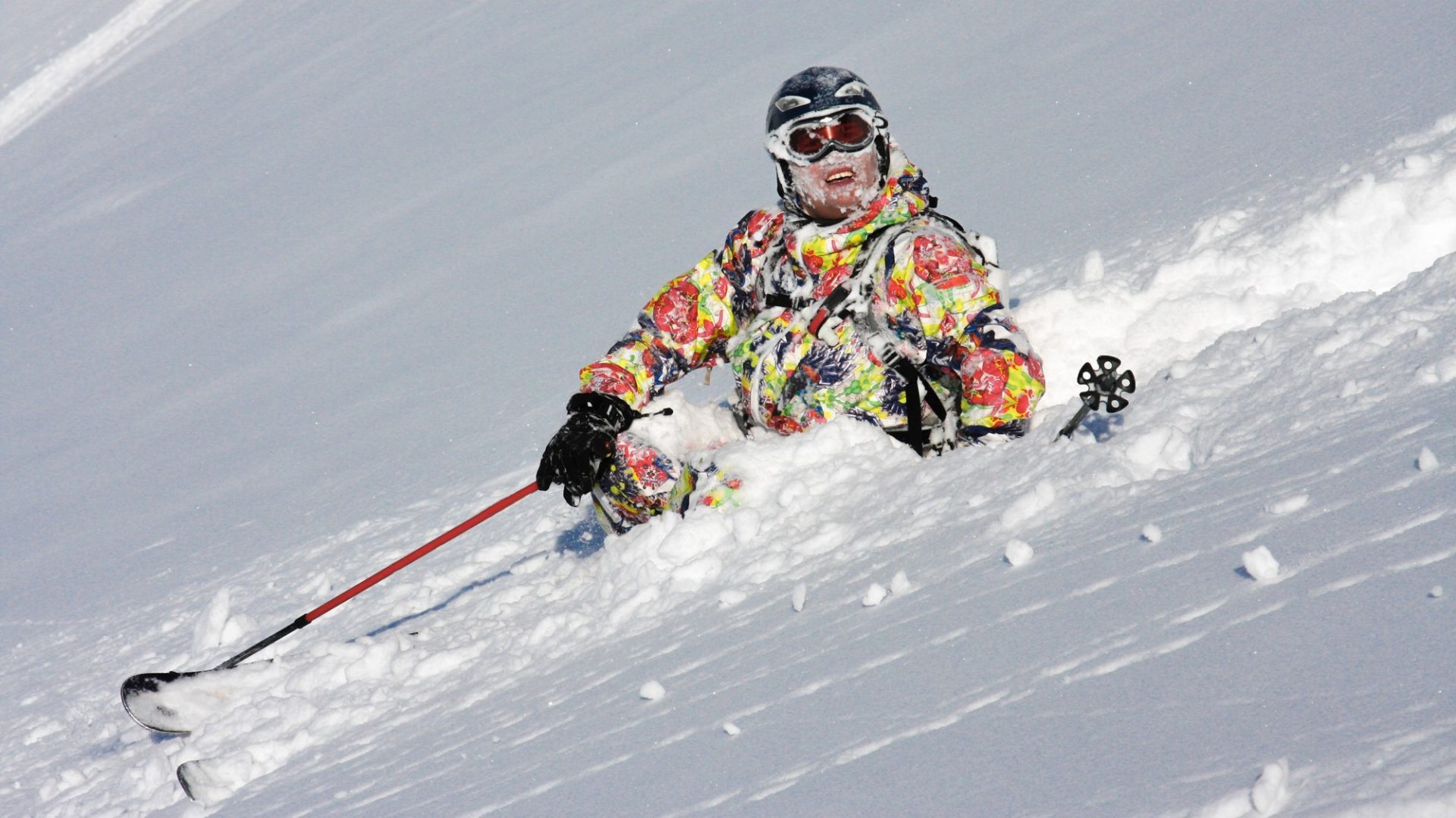 Beim Skifahren lassen sich durch wenige Vorkehrungen und richtiges Verhalten im Falle eines Sturzes viele schlimmere Verletzungen vermeiden.