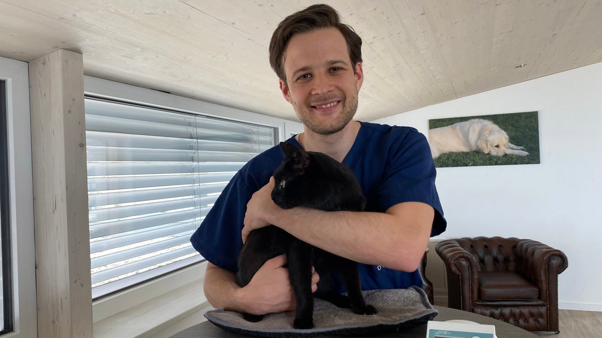 Tierarzt Mag. Matthias Dourakas mit Katze Winnie zum Thema Vorsorgeuntersuchung bei der Katze.