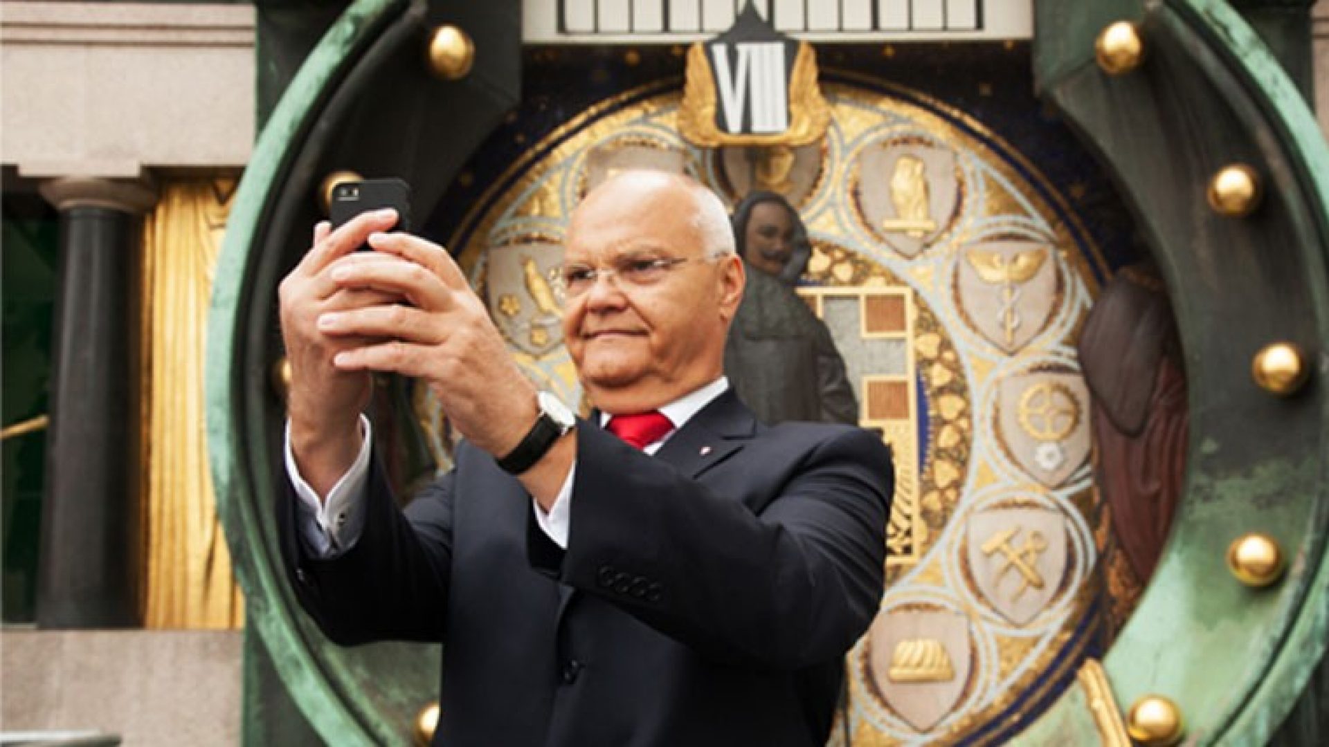 Landtagspräsident Harry Kopietz ließ es sich nicht nehmen, das erste Selfie auf der Plattform zu machen.