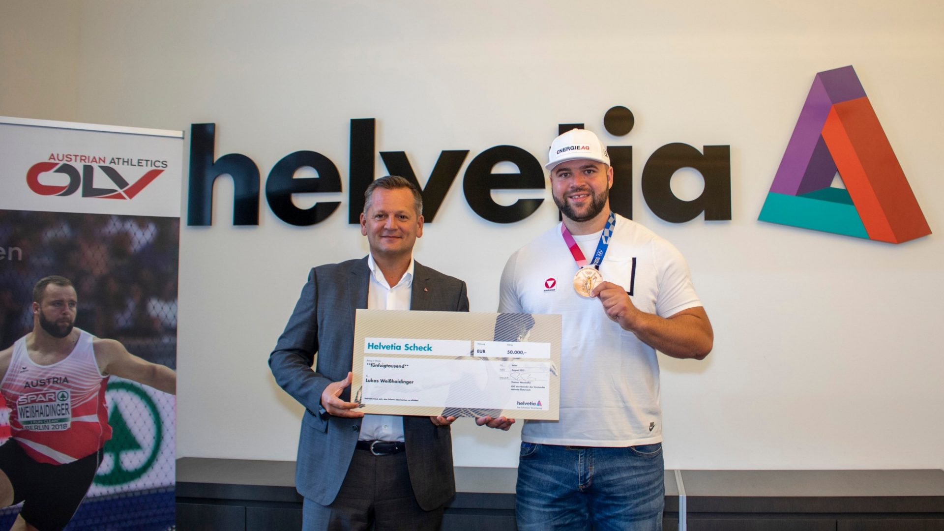 Thomas Neusiedler, CEO Helvetia, gratulierte Diskuswerfer Lukas Weißhaidinger zu Olympia-Bronze und überreichte einen Scheck über 50.000 EUR.