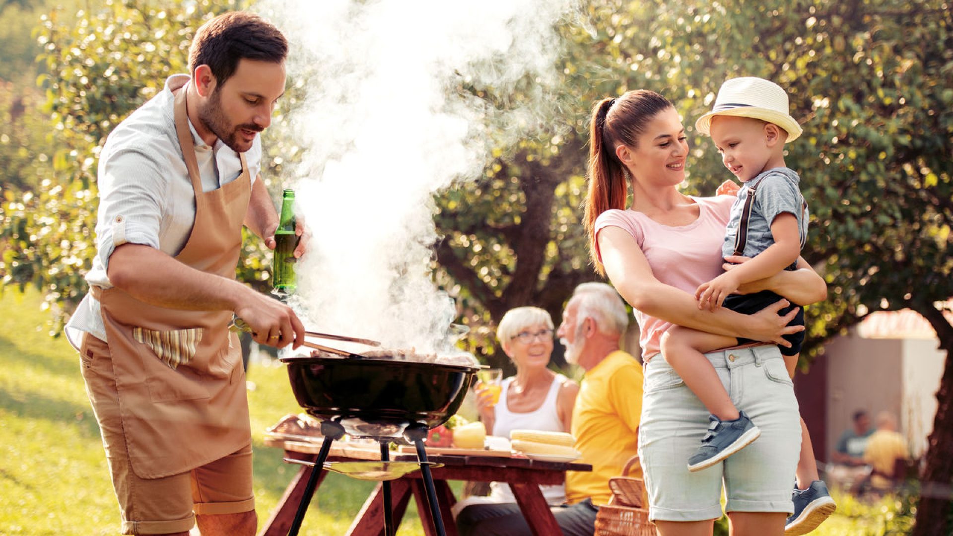 Familie beim Grillen