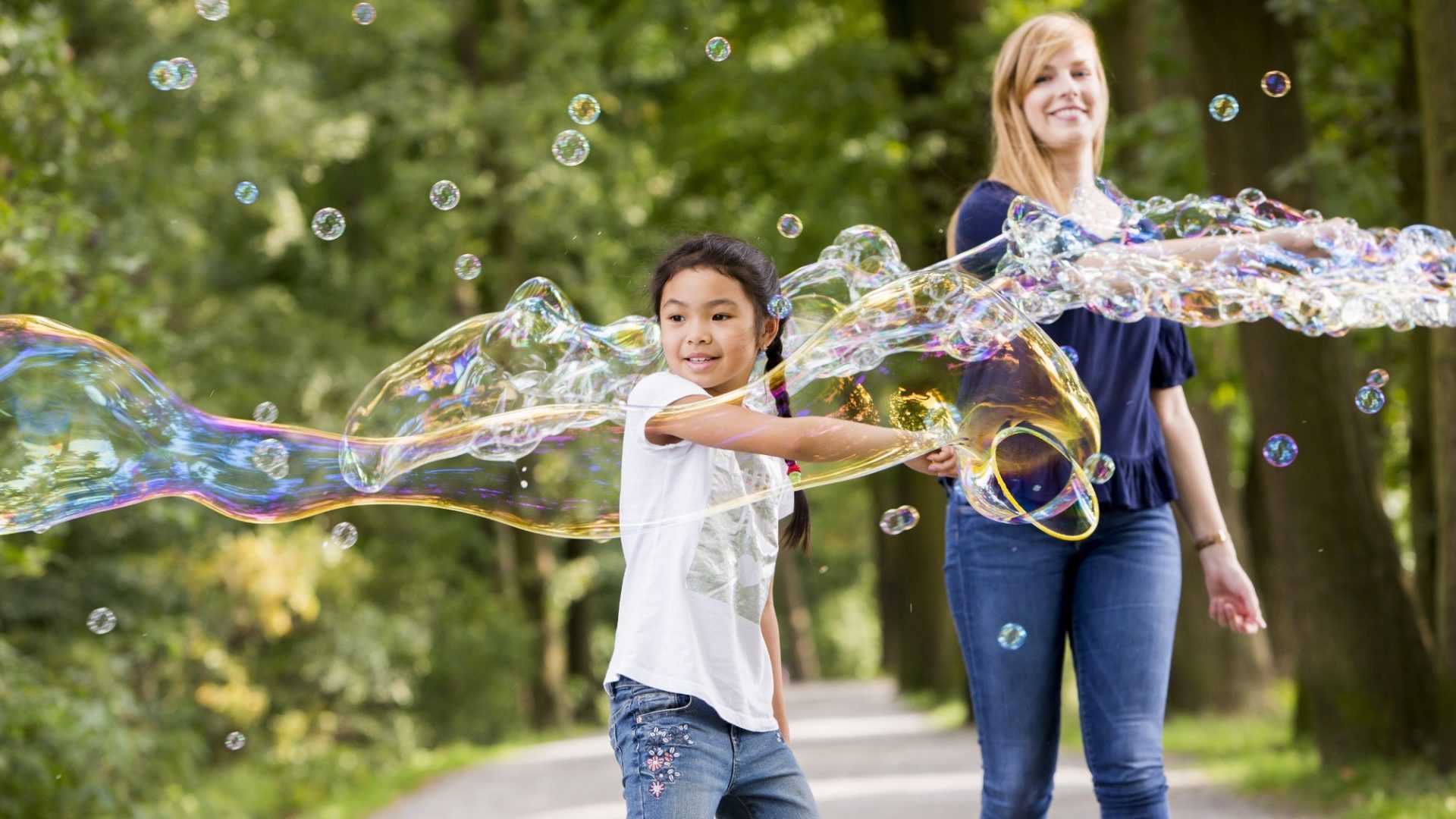 Enfants jouant aux bulles