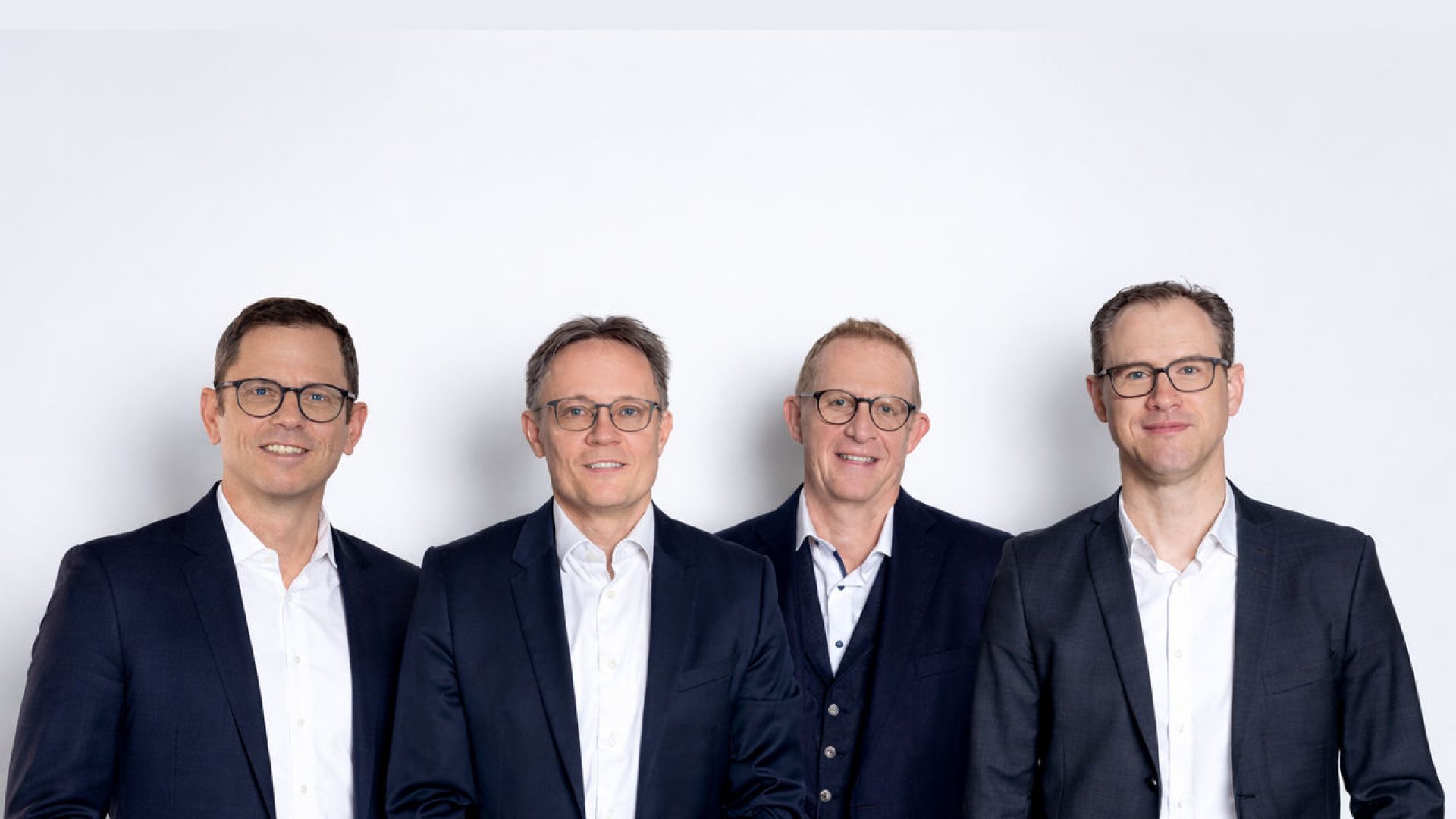 Gruppe von Geschäftsleuten im Porträt_fond aggrandi_V2