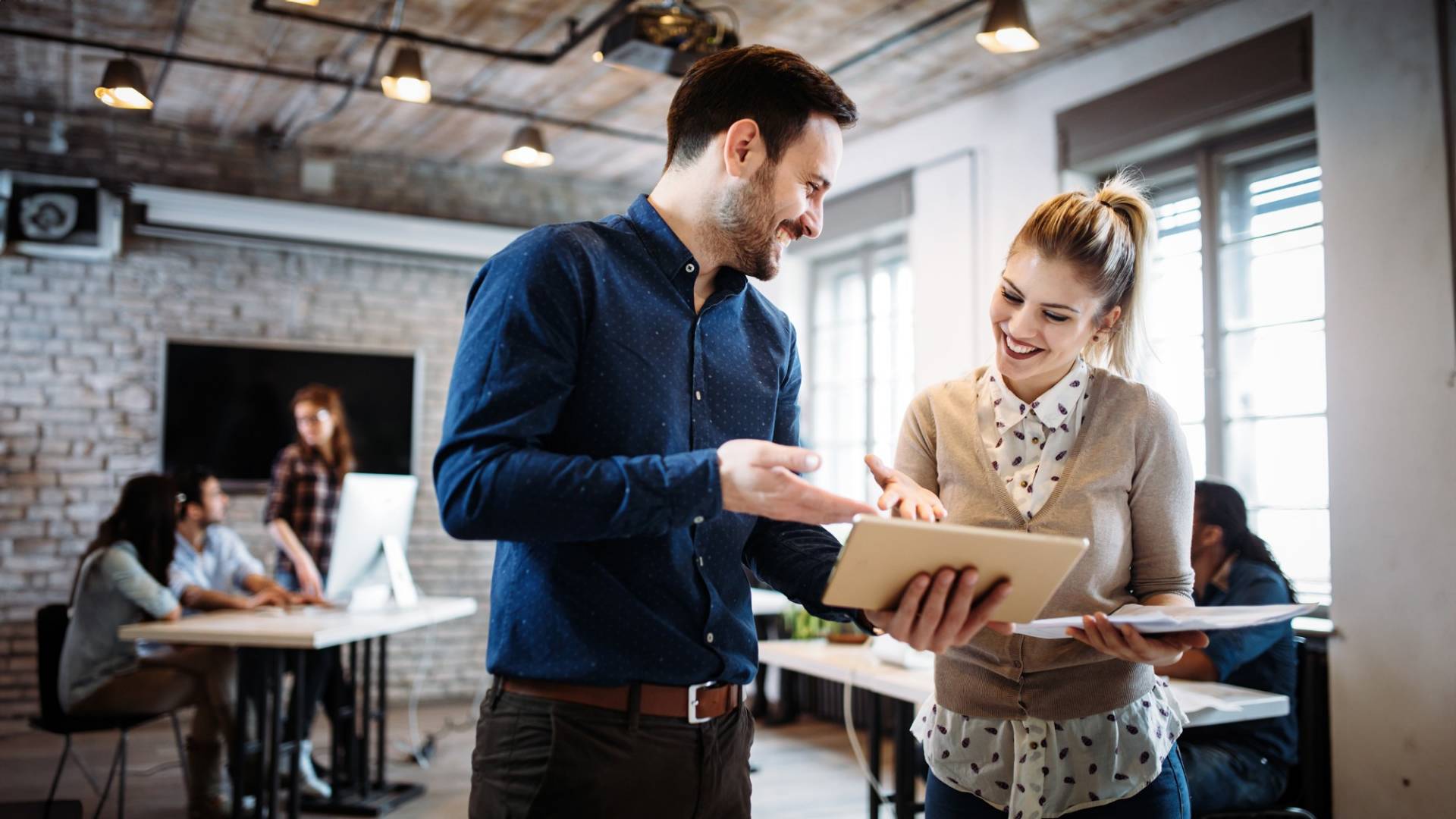 Frau und Mann am Tablet