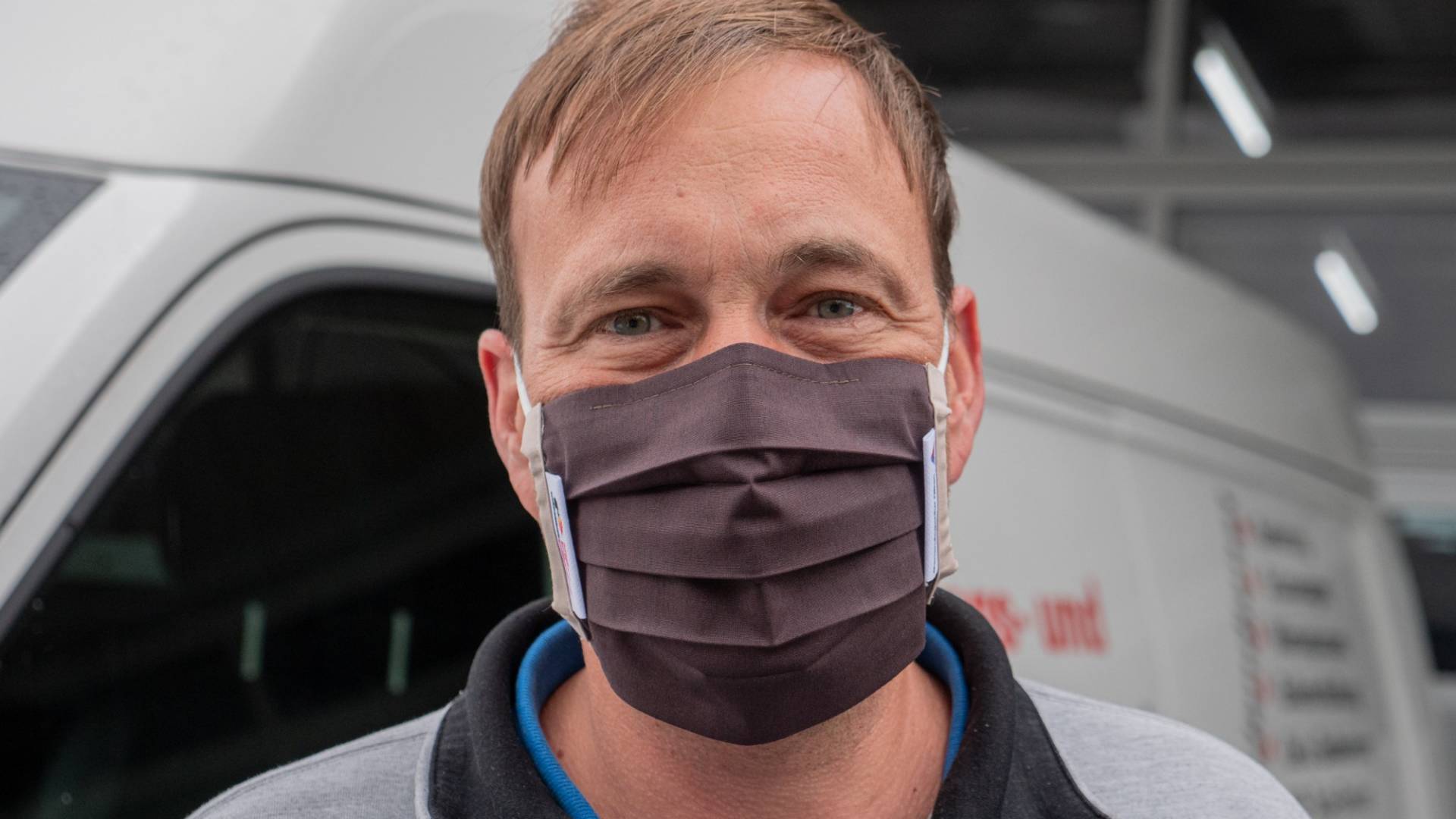Geschäftsführer Thomas Wiedemeier trägt eine Maske mit Logo der Firma Wiedemeier AG.