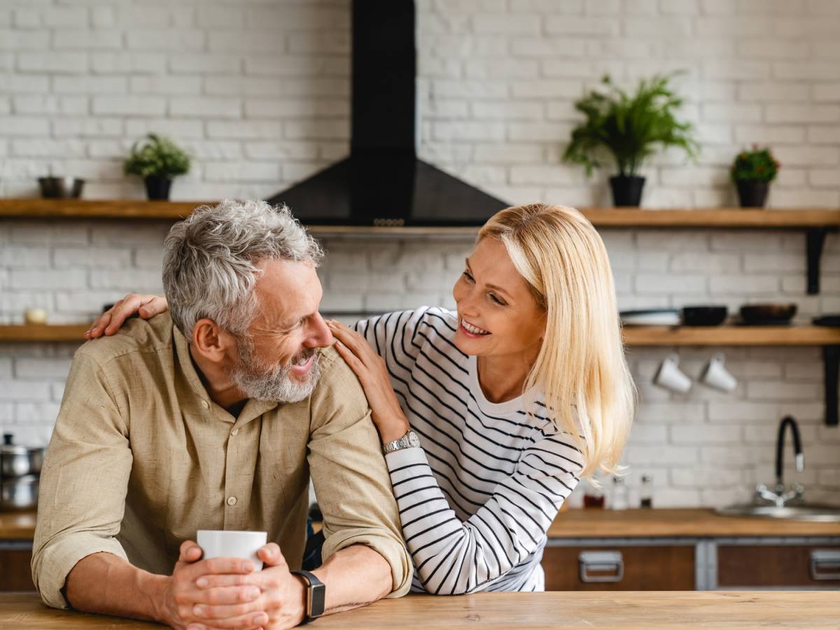 Tochter sorgt sich um Vater am Küchentisch