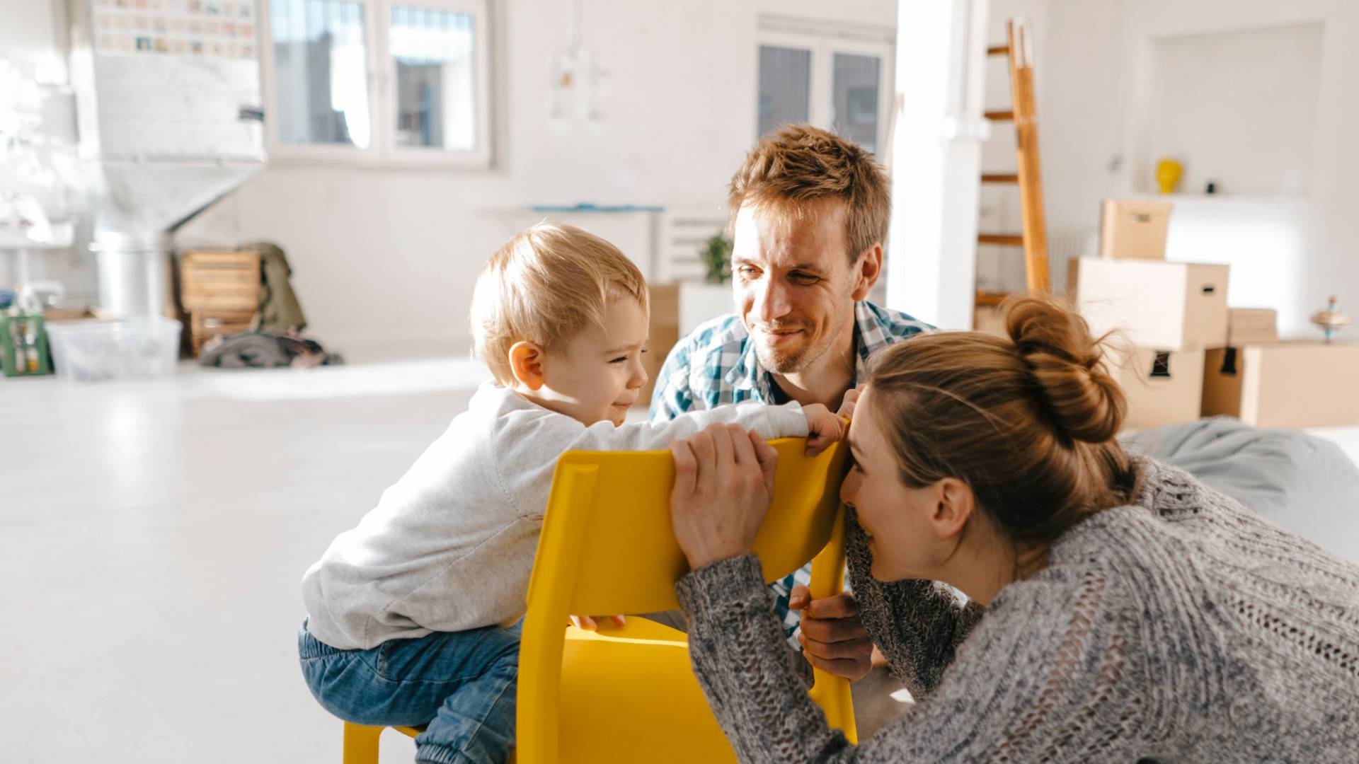 Junge Familie spielt mit Kind