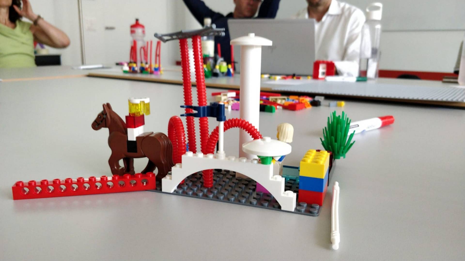 Ein Lego Modell in Form einer Brücke. Davor steht ein Reiter.