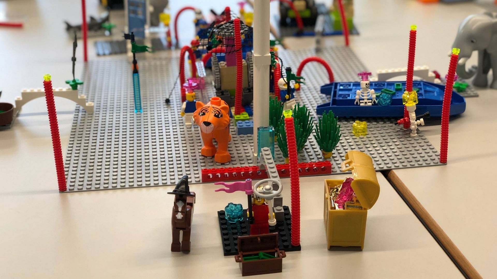 Ein Lego Modell mit einer Schatztruhe und einem Tiger.