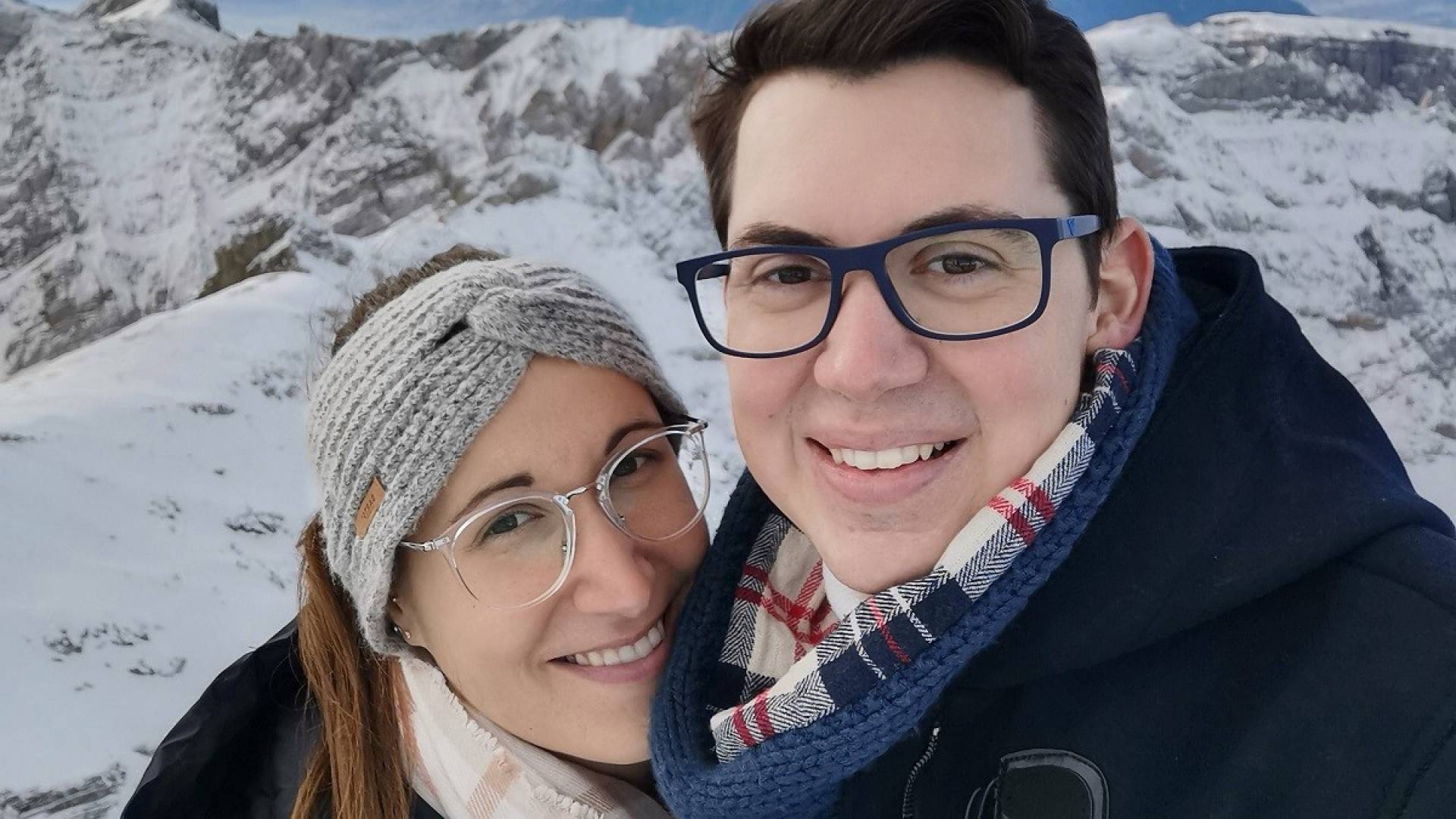 Mann und Frau auf einem Berg in der Schweiz