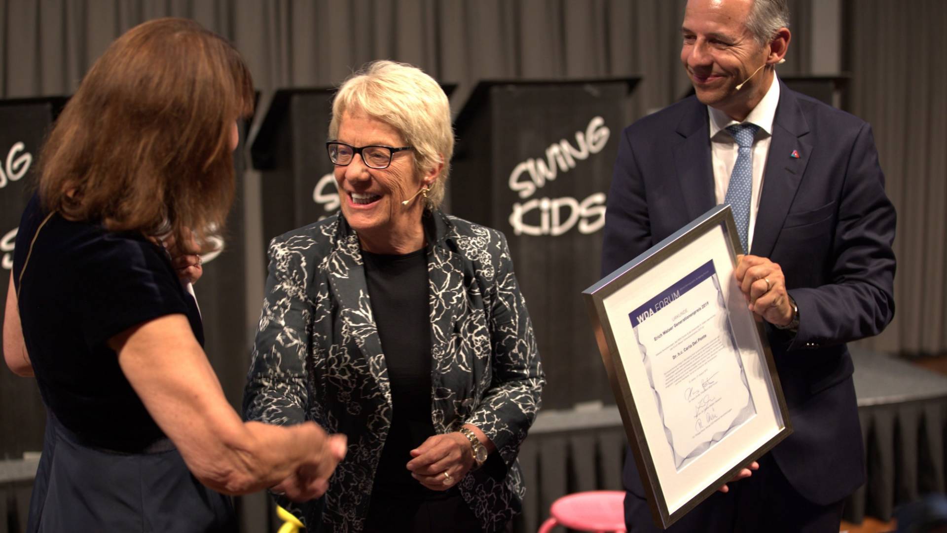 Philipp Gmür übergibt Carla Del Ponte den Generationenpreis 2019.