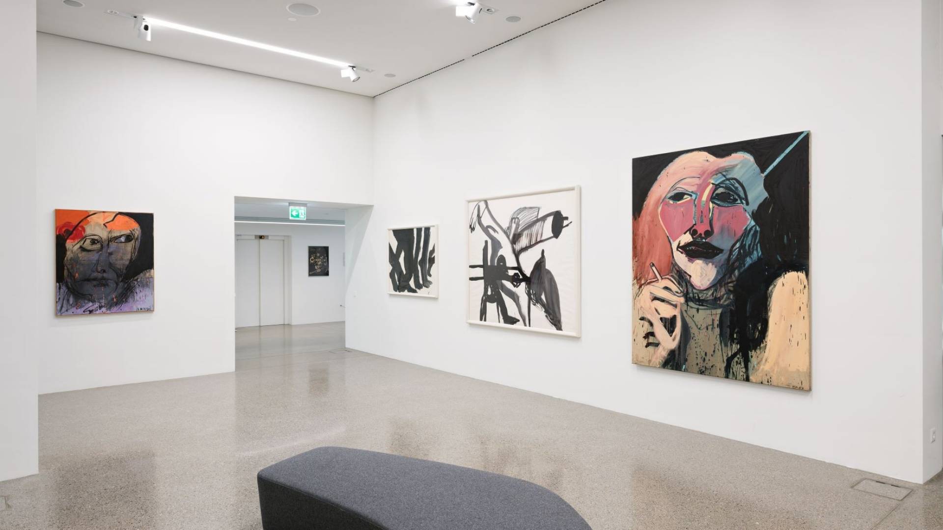 Einblick in die Ausstellung «Kunstsammler und Patron – eine Hommage an René Theler» im Helvetia Art Foyer.