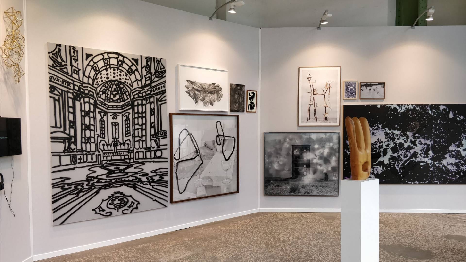 Auf dem Bild sieht man verschiedene Werke der Helvetia Kunstsammlung, die an der Art Paris Art Fair 2018 ausgestellt werden.