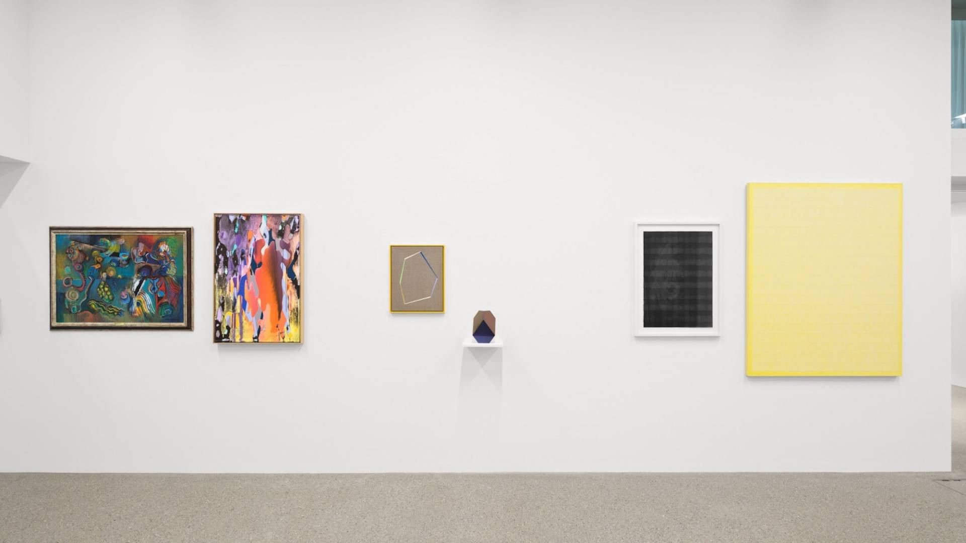 Drei Bildpaare: Links: beide sehr bunt, Mitte: zwei Mehrecke (davon eine Skulptur) rechts ein schwarzes und ein gelbes Bild.