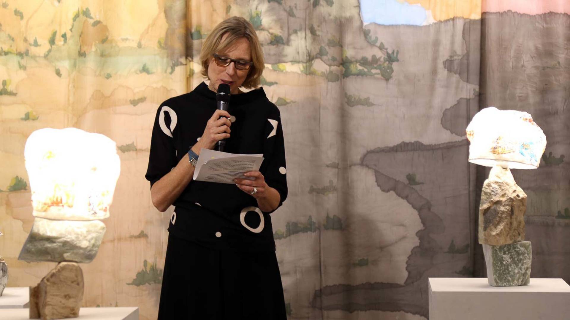 Helen Hirsch, Direktorin des Kunstmuseums Thun und Mitglied der Helvetia Kunstpreis-Jury 2016, hält die Laudatio.
