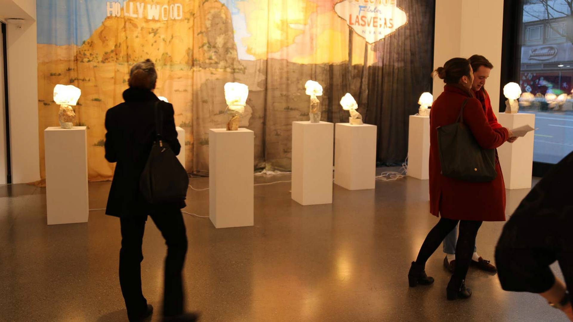 Besucher des Helvetia Art Forums besichtigen die grossformatige Seidenmalerei «American Dream», mit der STELLA den Helvetia Kunstpreis 2016 gewann. 