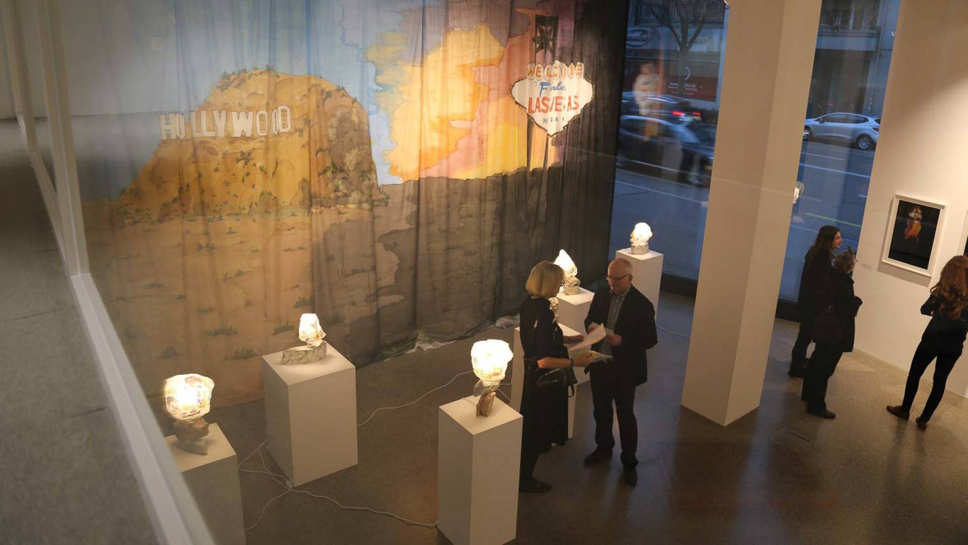 Die Installation «American Dream» von Künstlerin STELLA im Helvetia Art Foyer in Basel gewann  den Helvetia Kunstpreis 2016.