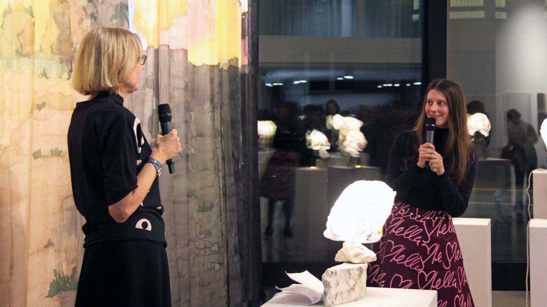Helen Hirsch, Direktorin Kunstmuseum Thun, macht vor den Gästen ein kurzes Interview mit Helvetia Kunstpreis Gewinnerin STELLA. 