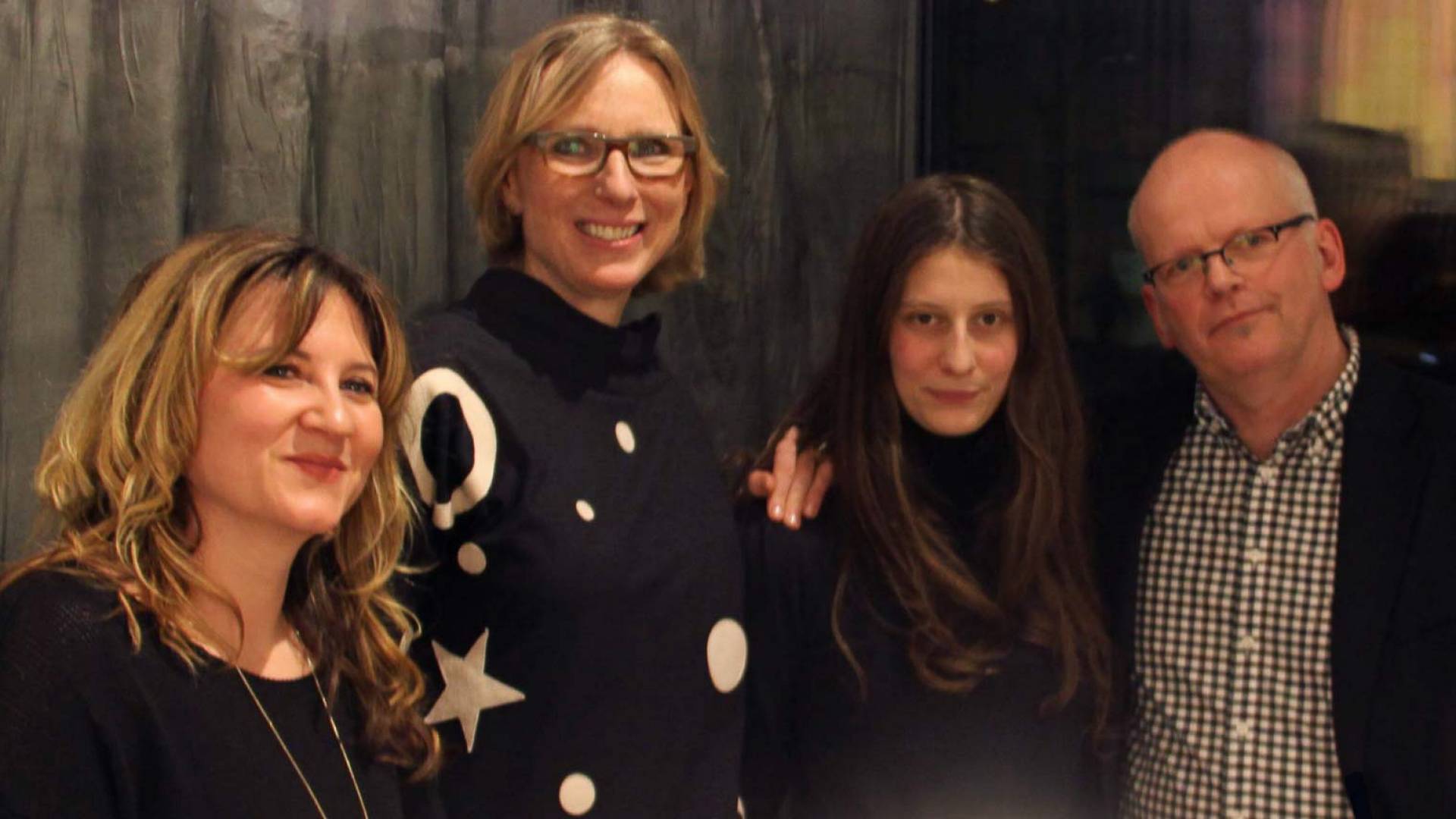 Nathalie Loch, Kuratorin Fachstelle Kunst bei Helvetia, Helen Hirsch, Direktorin Kunstmuseum Thun, Preisträgerin STELLA und Andreas Karcher, Leiter Fachstelle Kunst Helvetia, posieren für ein Bild.