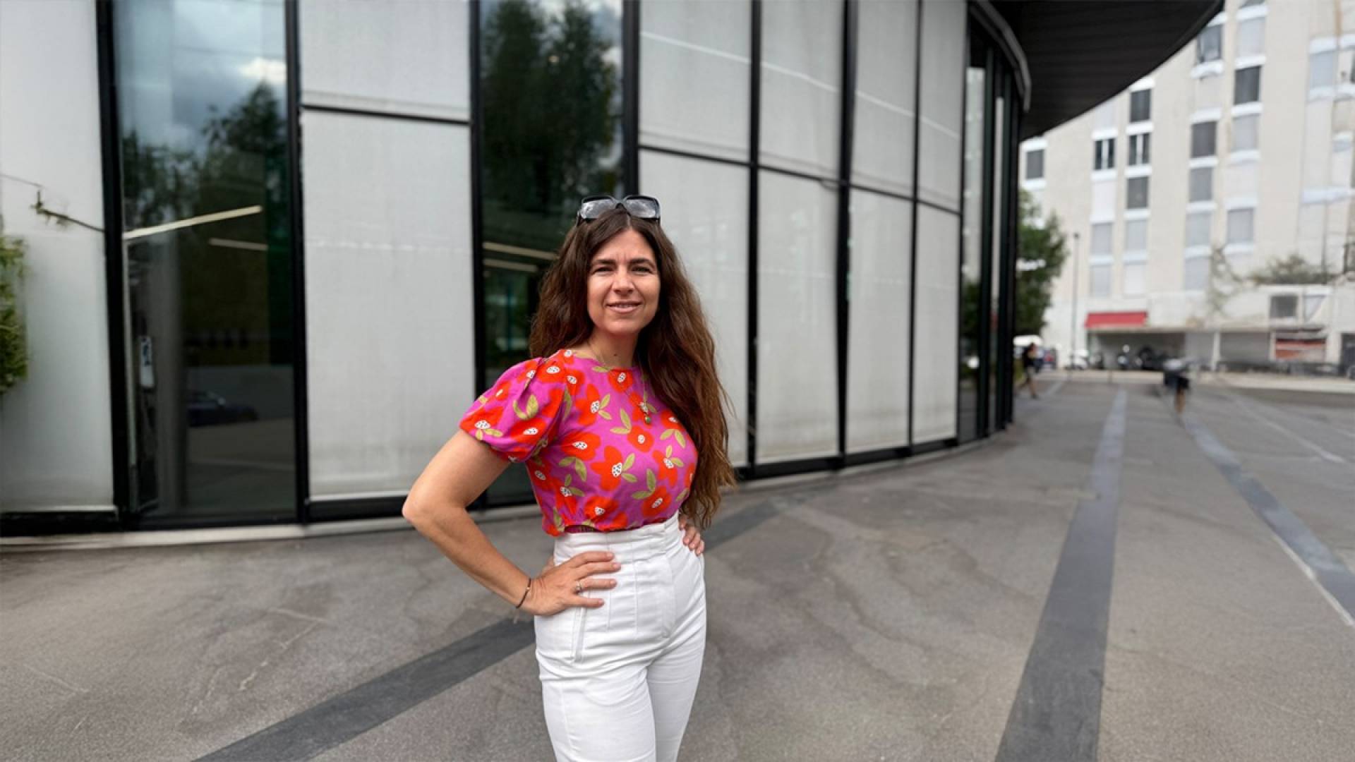 Ein Mann im Skianzug fährt einen Hügel hinunter.