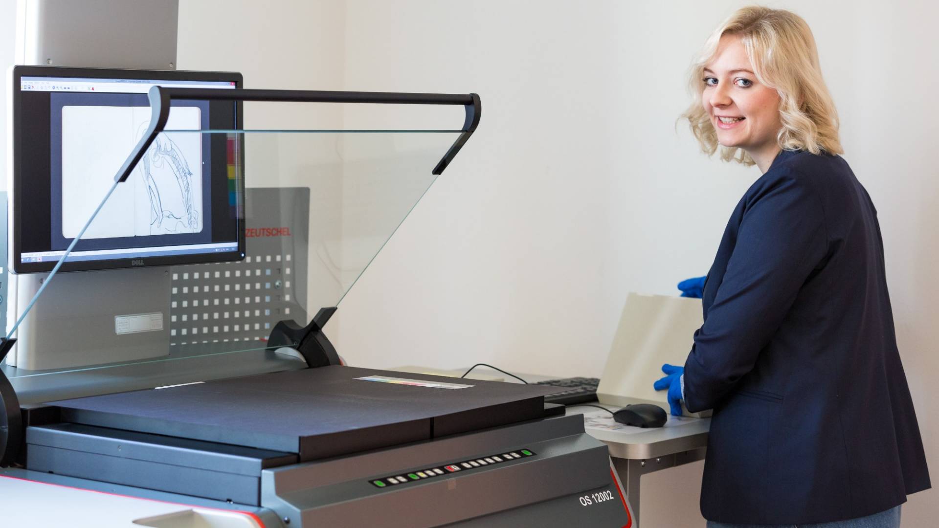 Research assistant Julia-Sophie Syperreck at the high-performance scanner.