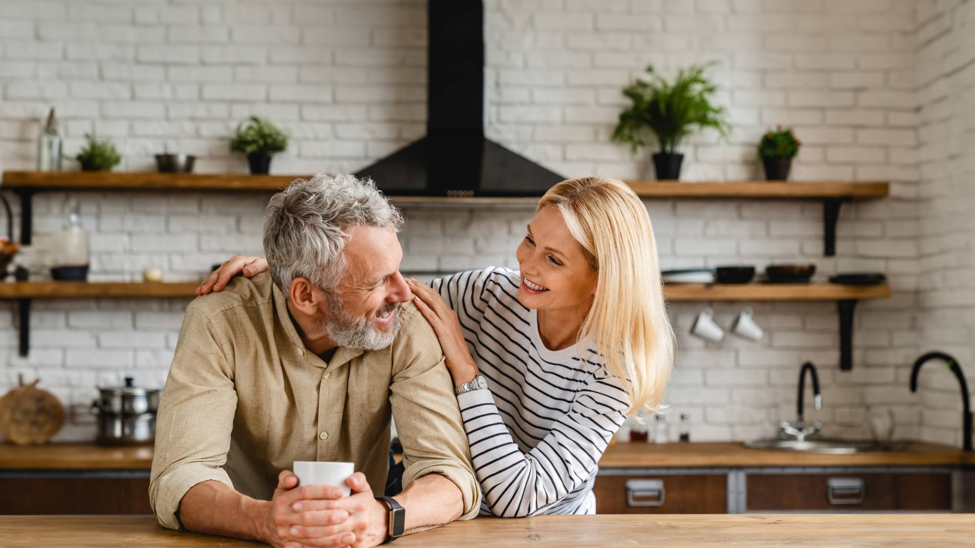 Tochter sorgt sich um Vater am Küchentisch