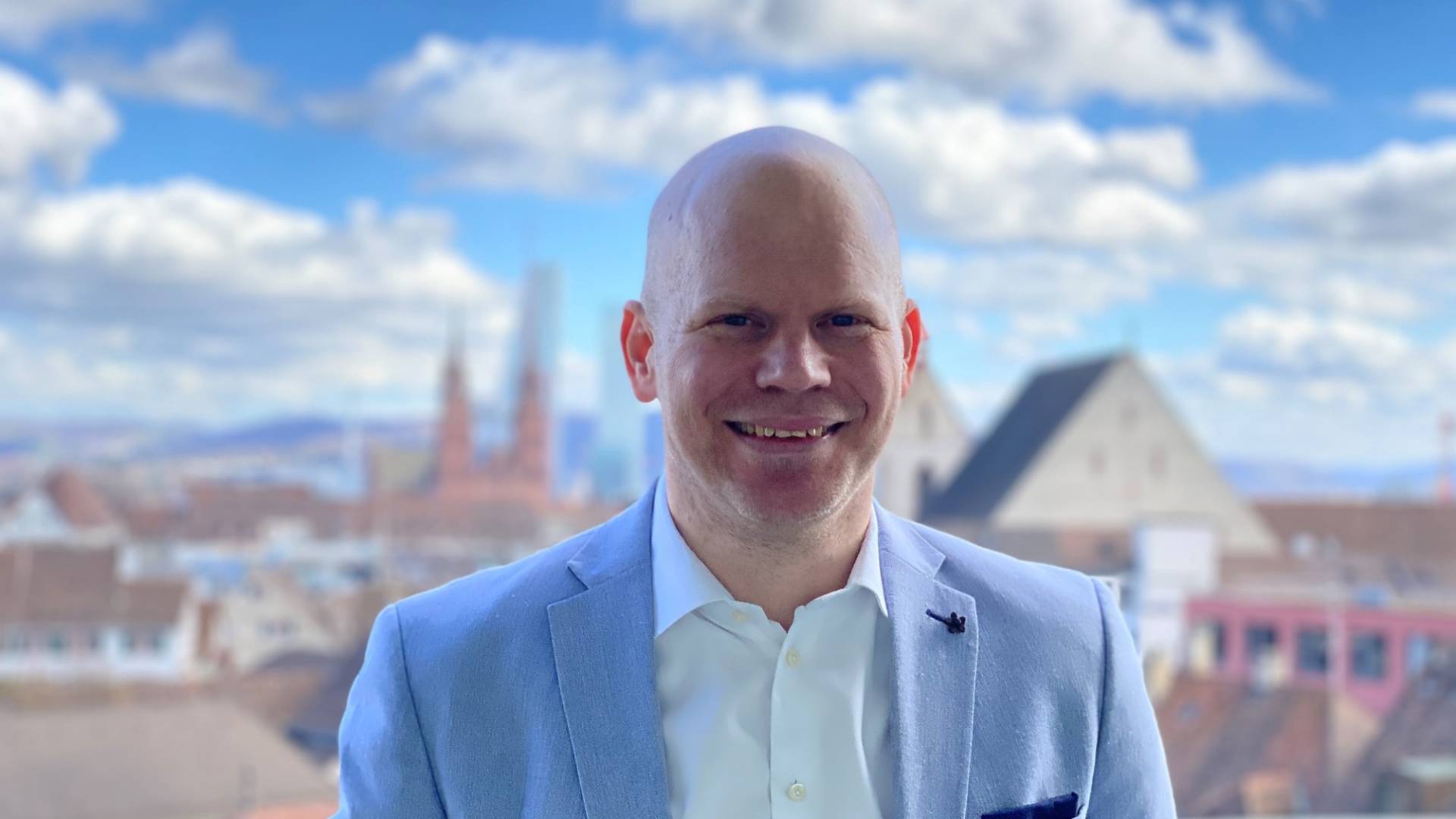 Mann vor unscharfer Stadt-Kulisse