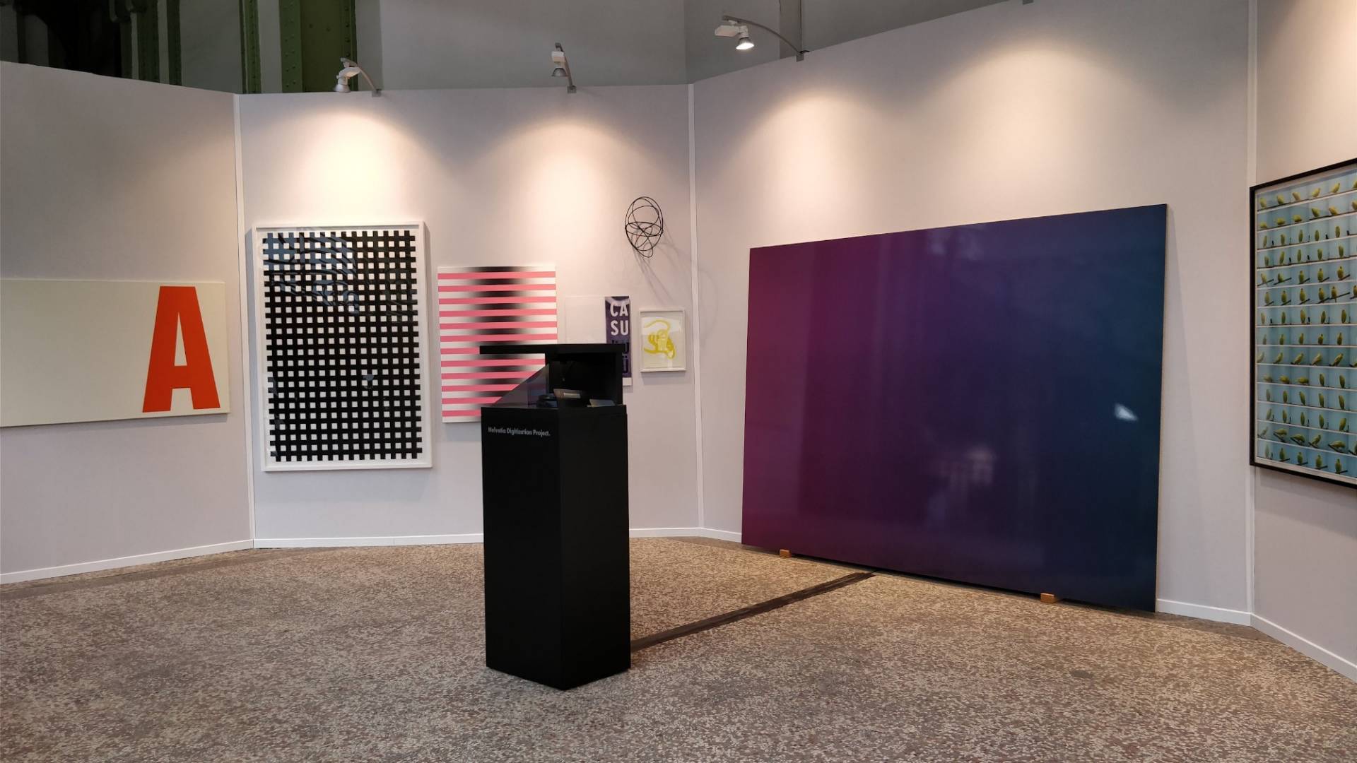 Sur l’image, on voit diverses œuvres de la collection d’art Helvetia, exposées au salon Art Paris Art Fair 2018.
