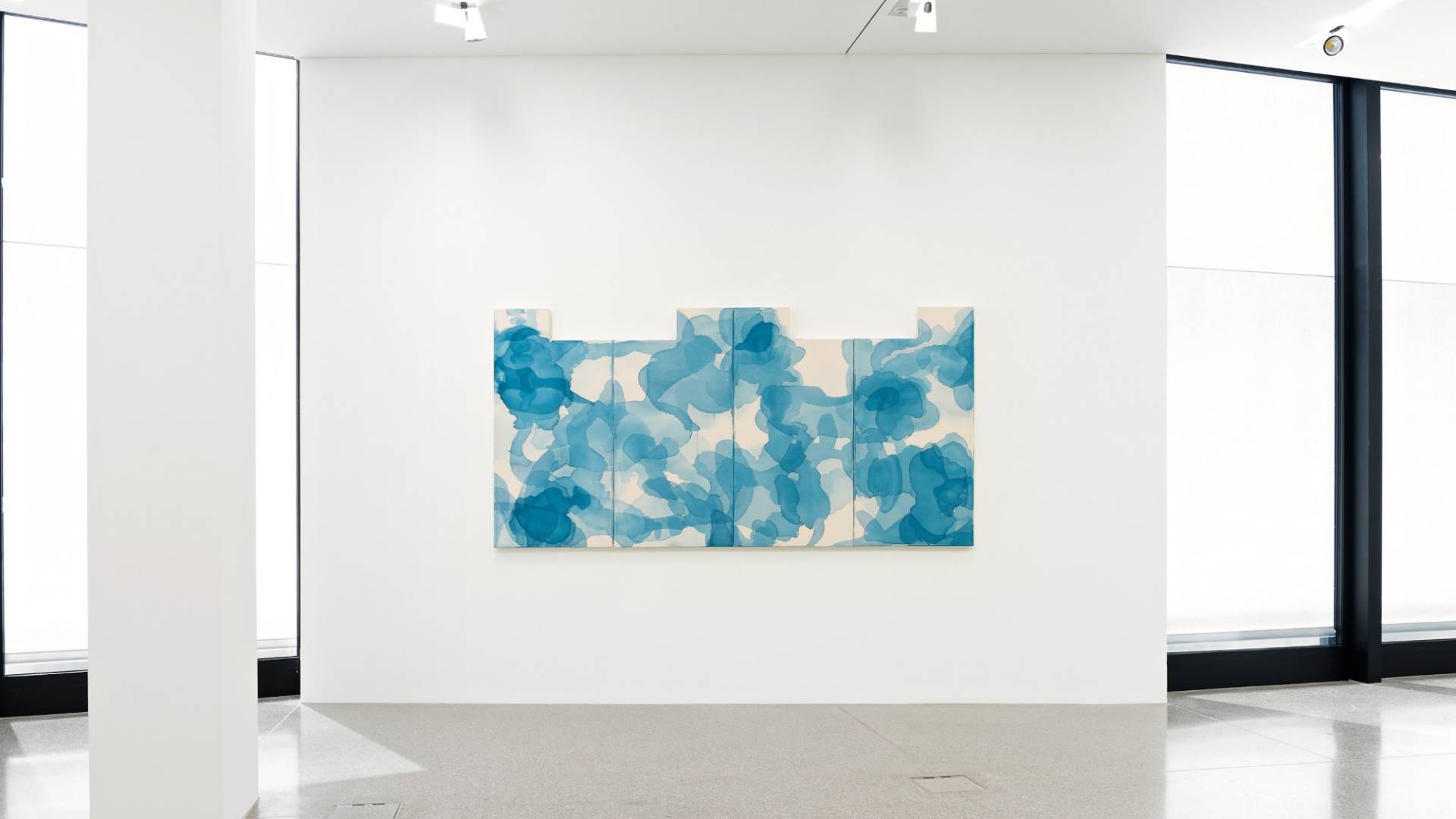 Tableau délicat tel des nuages en encre de Chine bleue recouvrant quatre toiles blanches alignées.