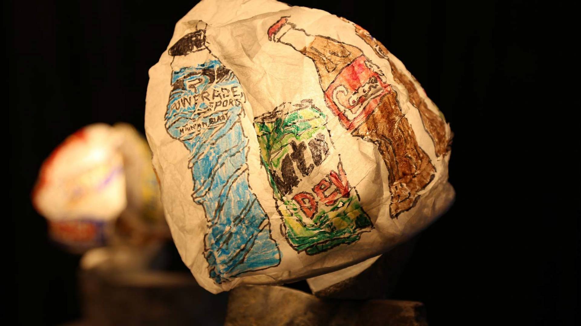 Elle a placé au premier plan des lampes en papier et en pierre avec des emblèmes dessinés du quotidien des Américains.