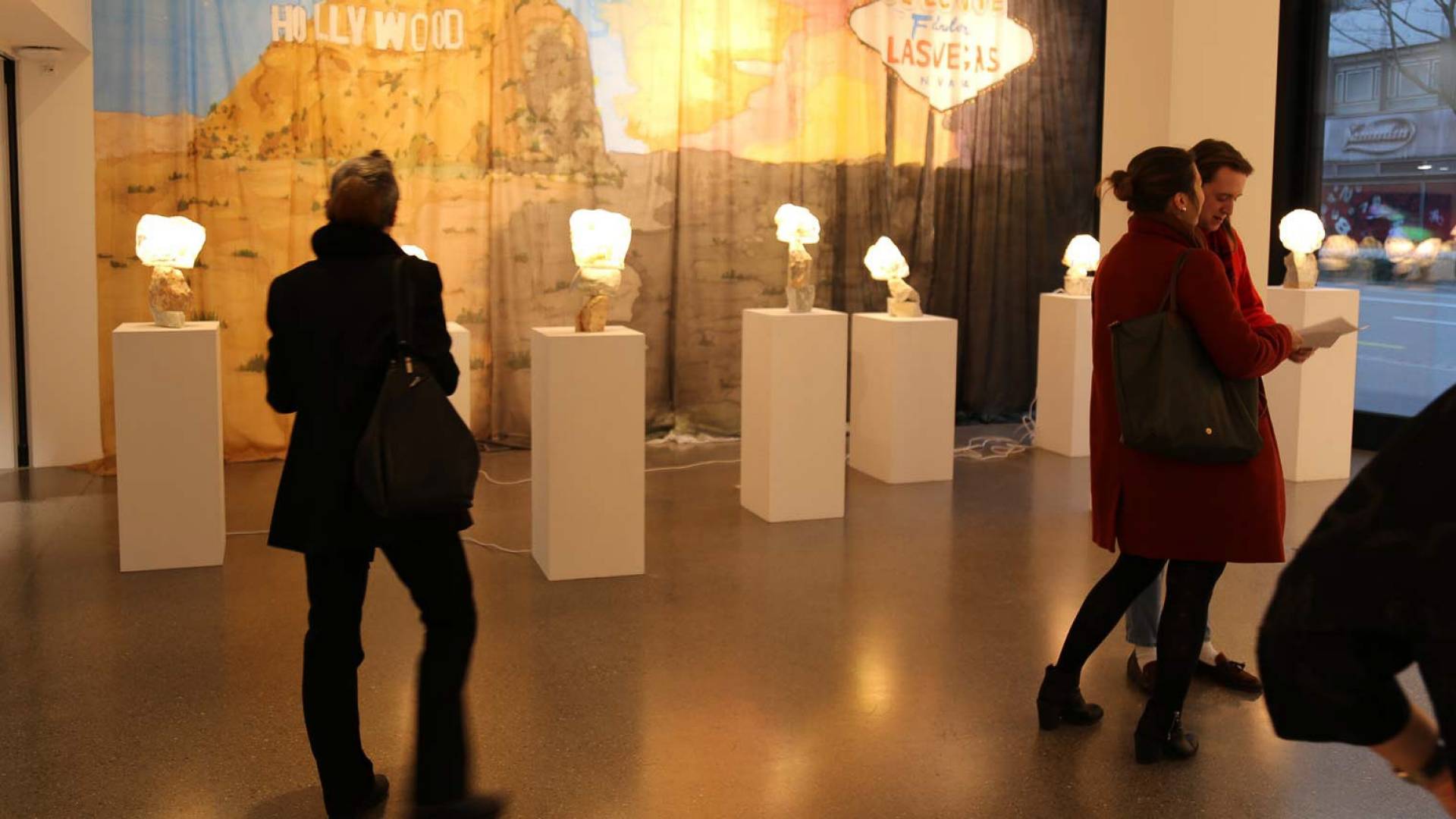 L’installation «American Dream» de STELLA représente les deux usines à rêves, à savoir Hollywood et Las Vegas, sous forme de peinture sur soie qui sert à exprimer les rêves et les désirs.