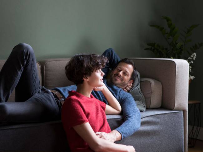 Couple se relaxant ensemble dans le salon