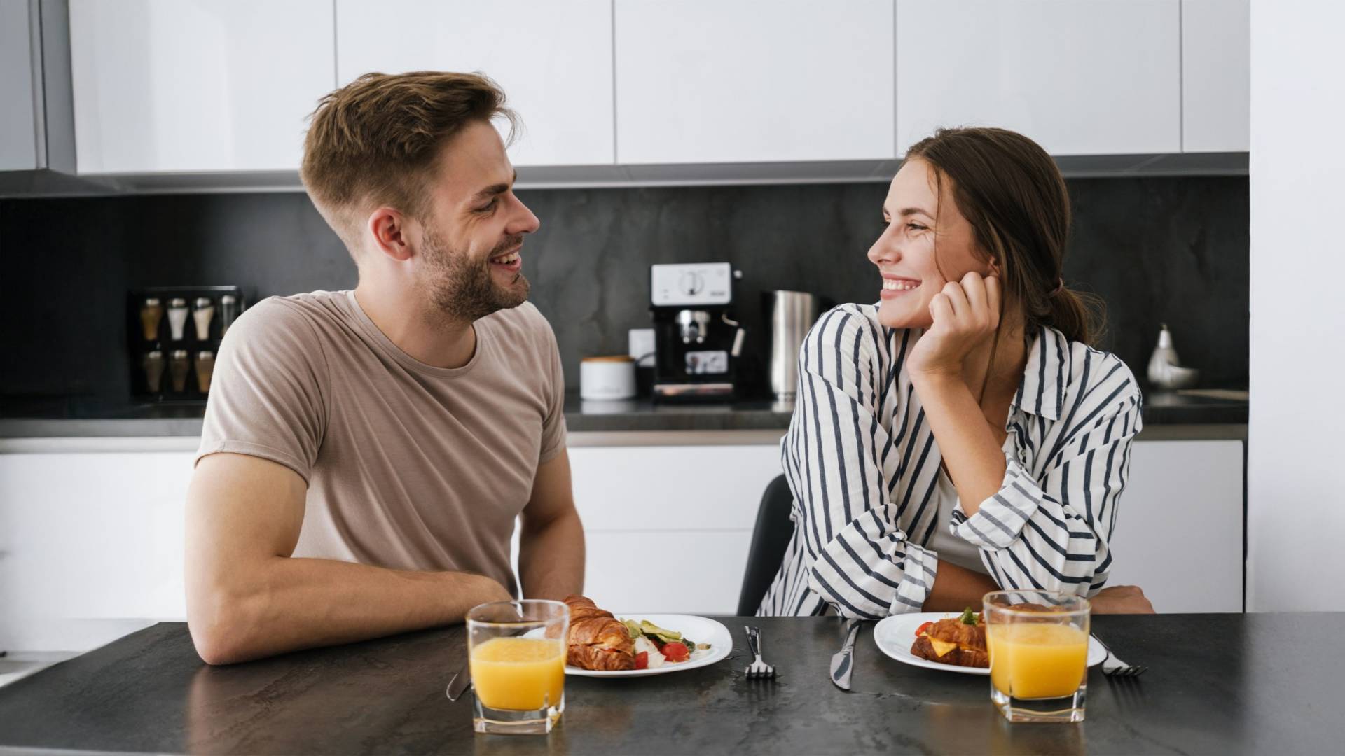 Mann und Frau am Laptop