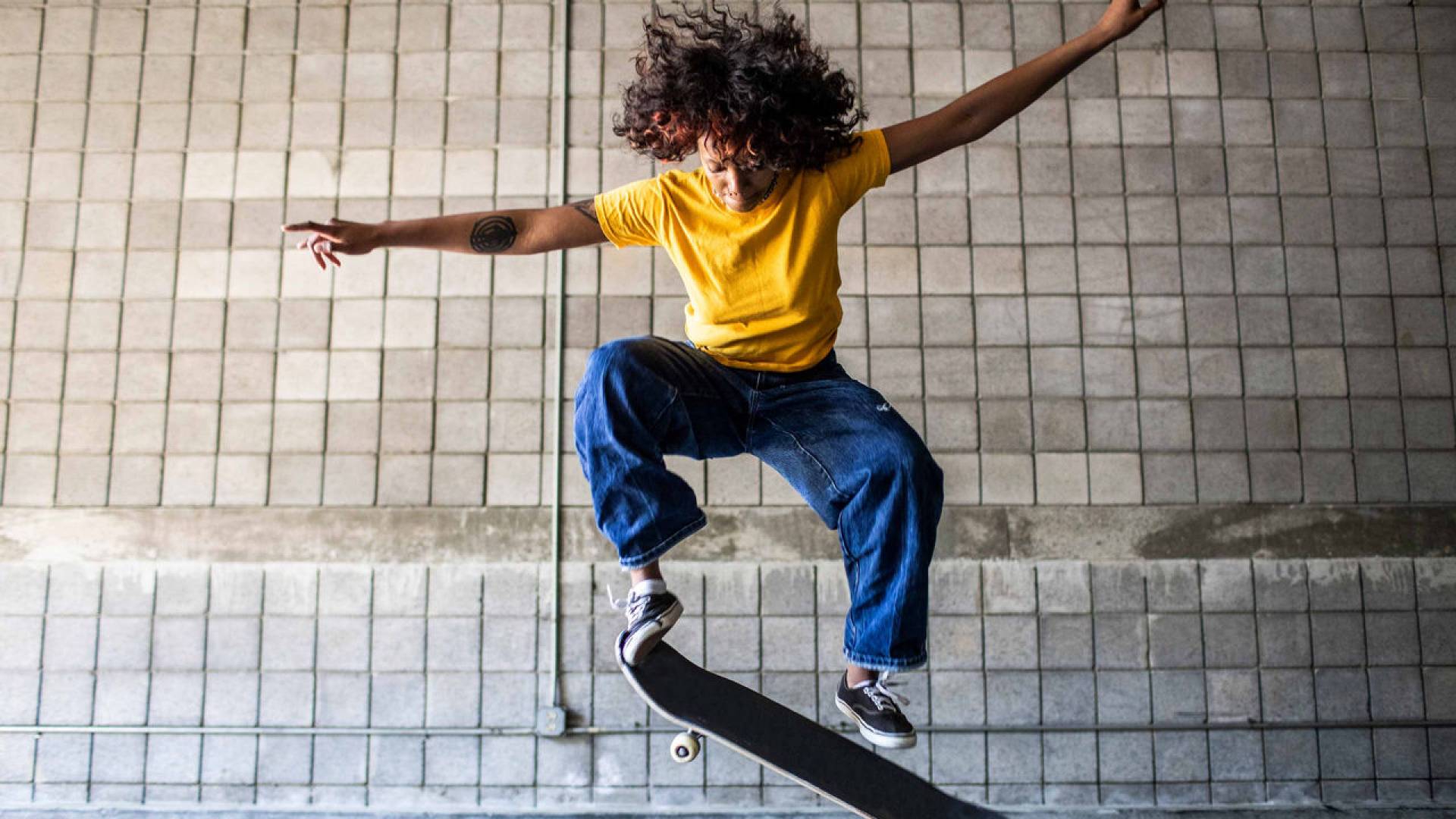 frau-auf-skateboard