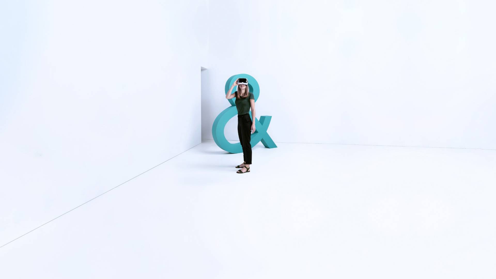 Una donna guarda affascinata attraverso un paio di occhiali virtual reality.