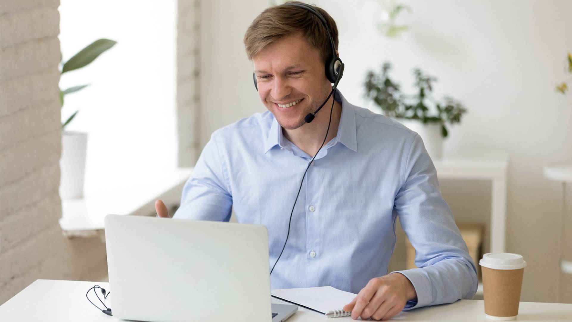 Un consulente conduce una conversazione con il suo cliente su un portatile.