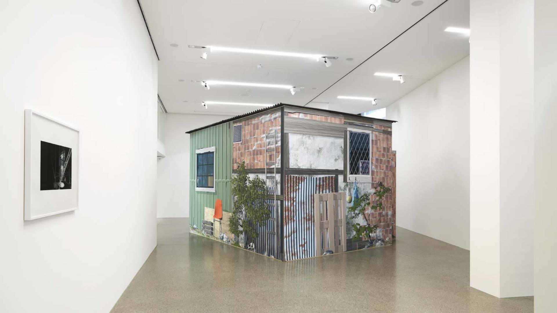 L’esposizione attuale nell’Helvetia Art Foyer di Basilea presenta un’installazione interattiva della coppia di artisti Studer e van den Berg.