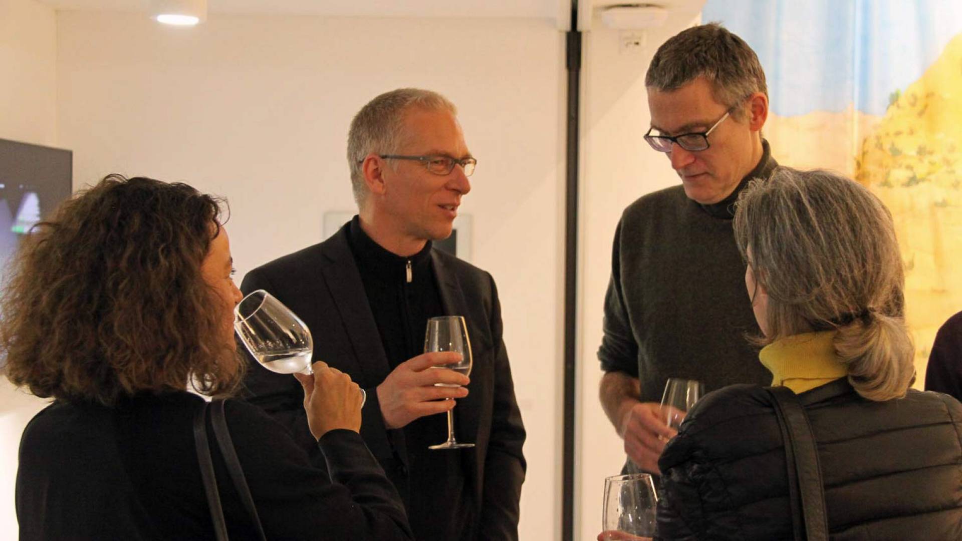 Ines Goldbach, direttrice della casa d’arte Baselland, e Roland Wetzel, direttore del Museum Tinguely, in conversazione con i due artisti della prossima esposizione presso l’Helvetia Art Foyer: Christoph van den Berg e Monica Studer.