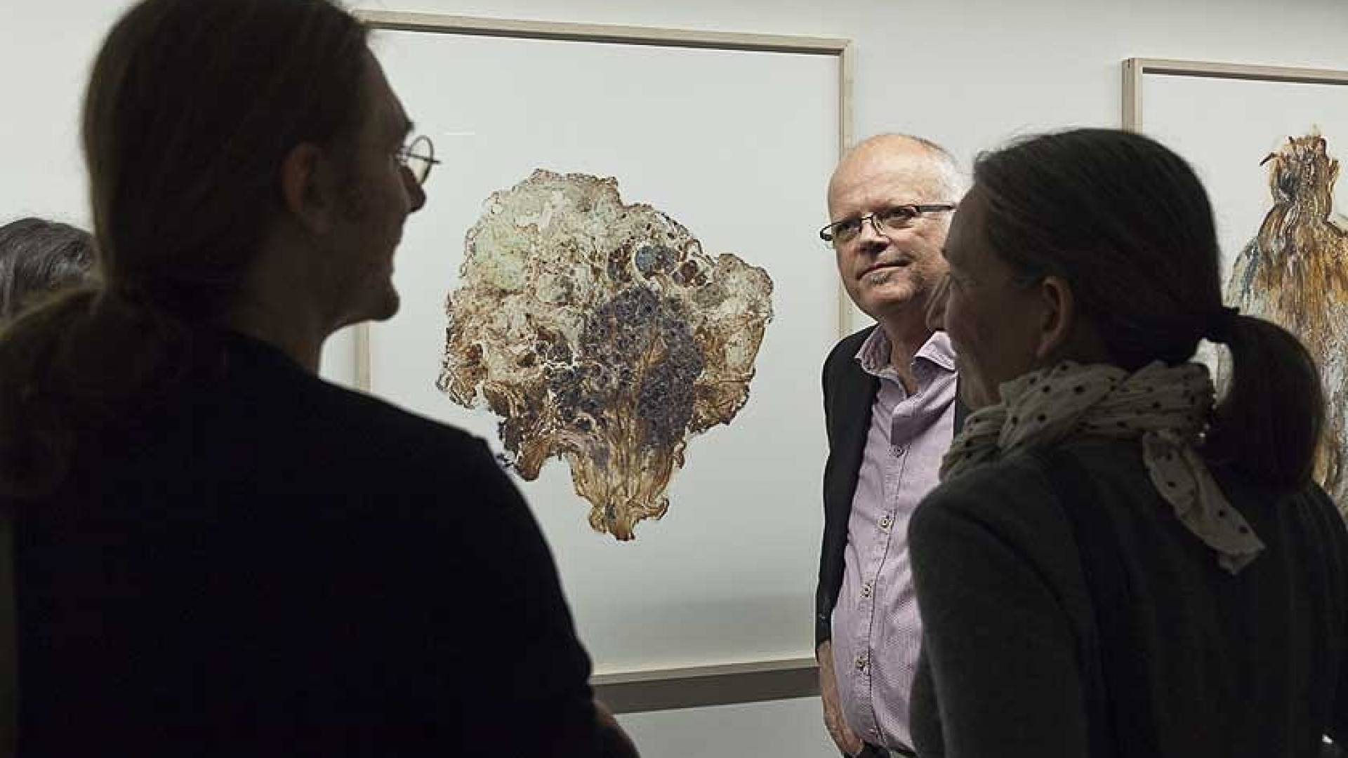Andreas Karcher, responsabile servizio specialistico Arte dell’Helvetia, insieme all’artista Lorenz Oliver Schmid davanti alla sua opera «Seelilie (Lilium maritimum), 2015».