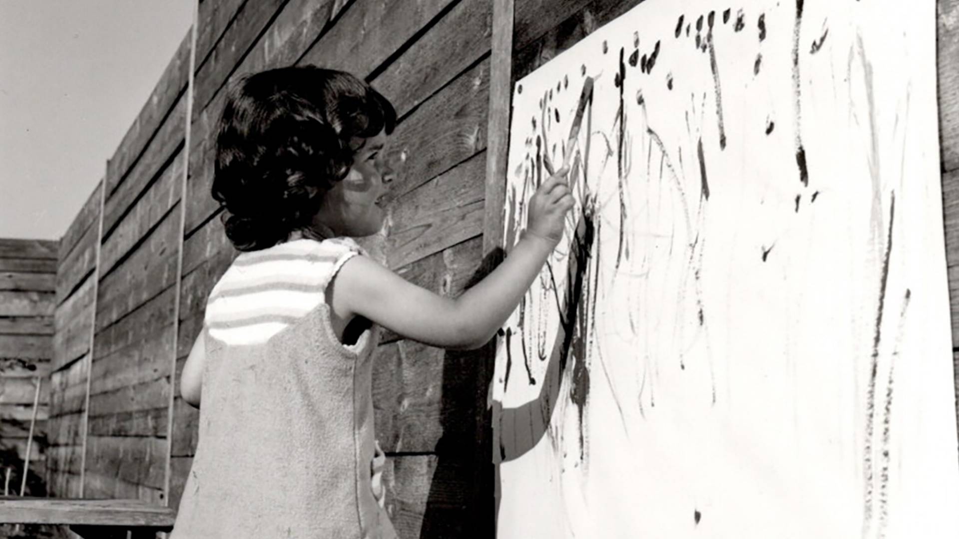 L'artista Tüpf Li/Sabina Speich da bambino dipinge in giardino.