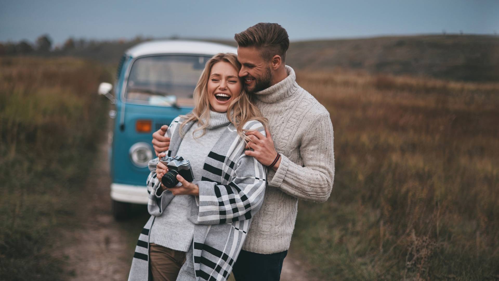 Ein hübsches Paar umarmt sich in der Natur