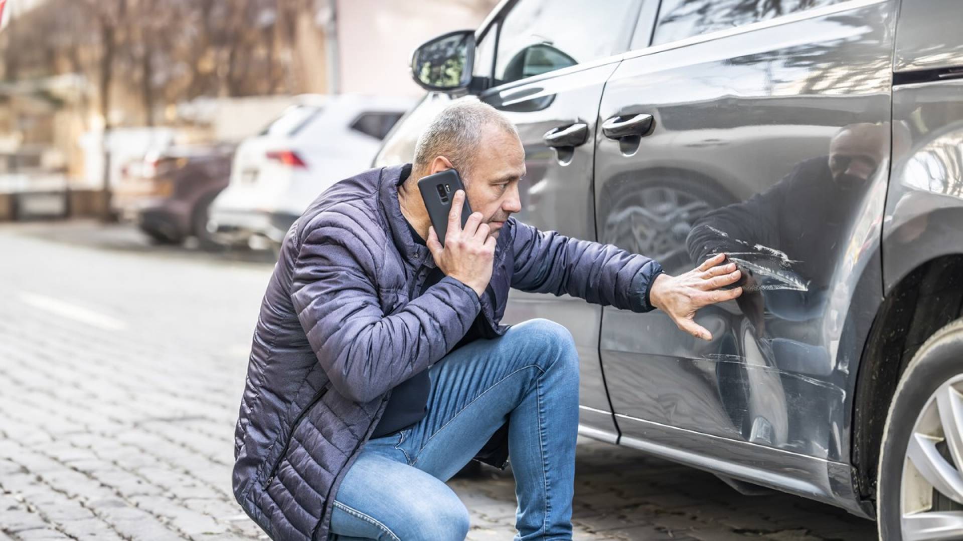 Kinder spielen Fussball.