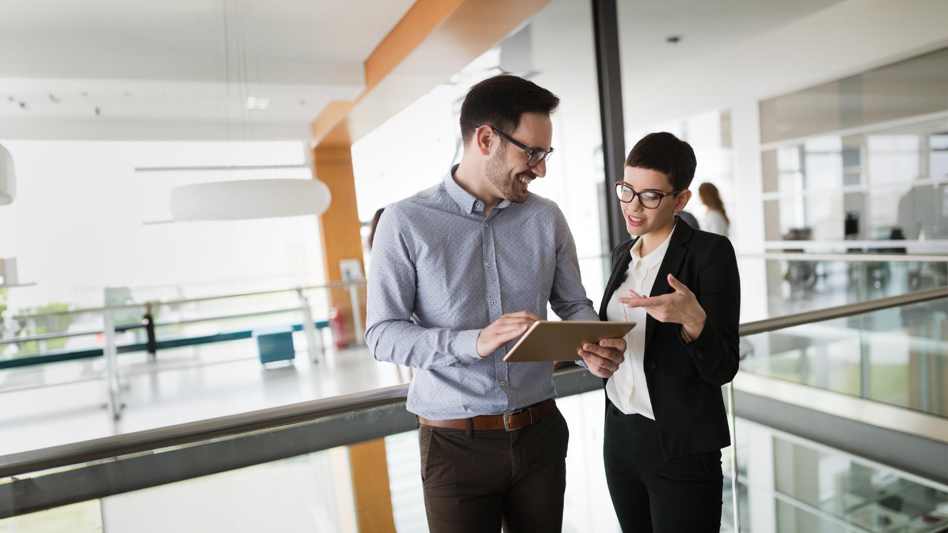 Ein Mann und eine Frau in Geschäftskleidung unterhalten sich
