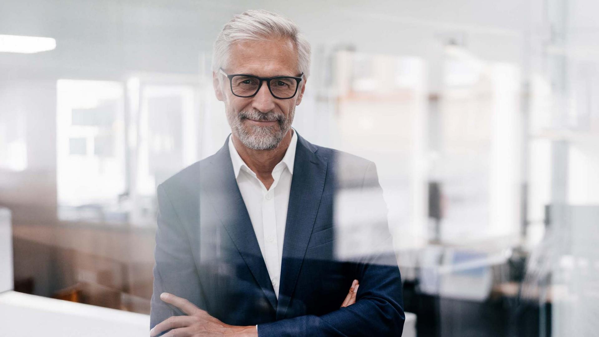 Ein lächelnder Mann im Anzug